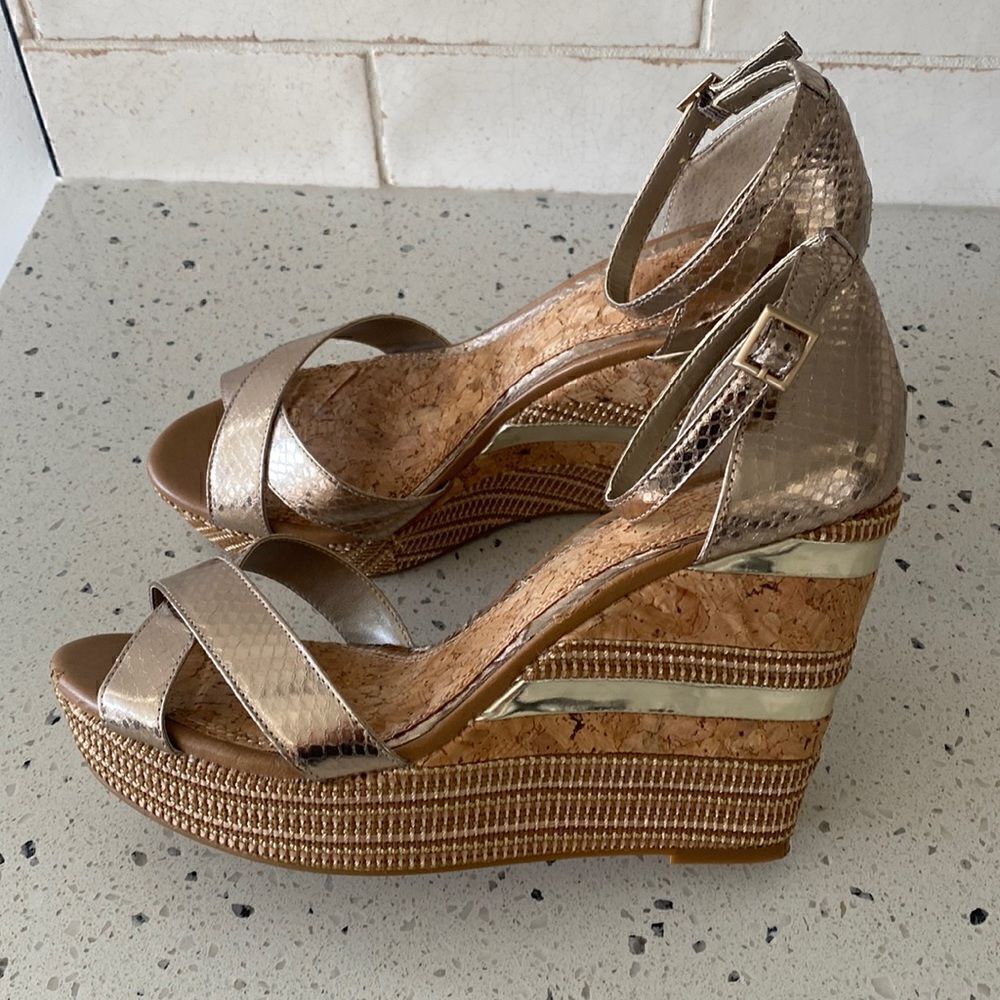 Gianni Bini Women Cork Wedge Metallic Gold Ankle Strap Platform Sandals Size 10